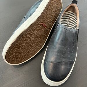 Taos Footwear Gore Lux slip on shoe